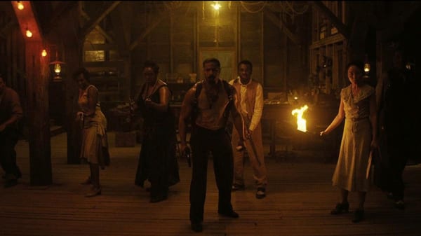 Sinners filminde vampir saldırısına karşı bekleyen kasabalılar ve filmin korku atmosferi.