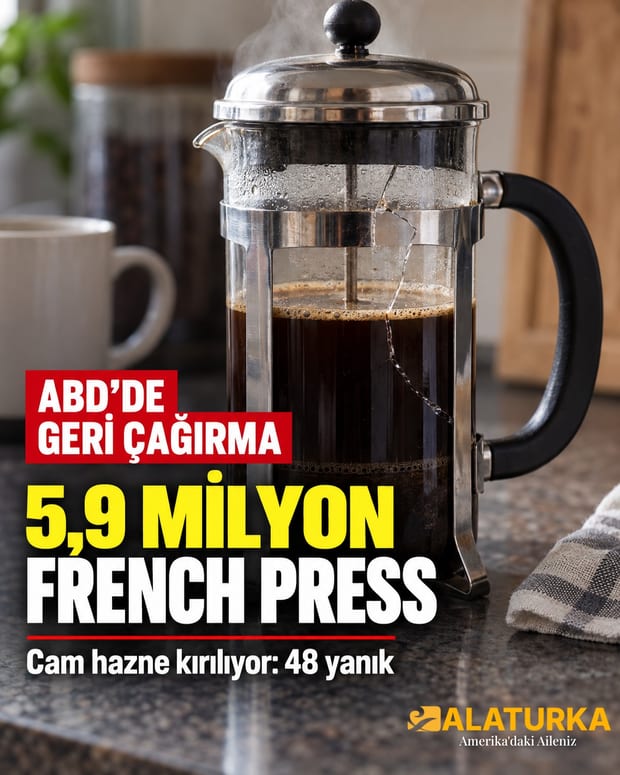 Mutfak tezgâhında duran, içinde demlenmiş koyu kahve bulunan ve çatlak görünen cam hazneli French press kahve makinesi (temsilî görsel)