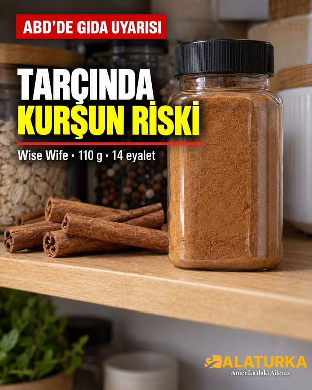 Mutfak rafında duran, kapağı siyah, içi öğütülmüş kahverengi tarçınla dolu cam kavanoz ve yanında birkaç tarçın çubuğu (temsilî görsel)