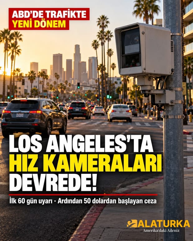 Los Angeles'ta palmiyeli bir caddede direğe monte edilmiş hız kamerası ve arkada şehir merkezi silueti