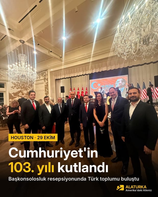 Houston Başkonsolosluğu'nun 29 Ekim Cumhuriyet Bayramı resepsiyonunda davetliler, arkada 29 Ekim görseli