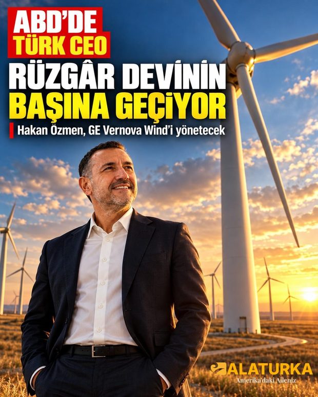 Gün batımında rüzgâr türbinleri arasında duran takım elbiseli yönetici
