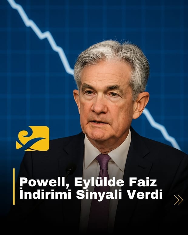 Fed Başkanı Jerome Powell Jackson Hole’da konuşma yaparken; arka planda Fed logosu ve düşen faiz grafiği.