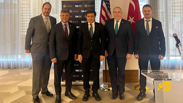 Houston'da düzenlenen Türkiye-Houston İhracatçılar Forumu, Türk ve Amerikalı iş insanlarını bir araya getirerek yeni ticaret ve yatırım fırsatlarını değerlendirdi.