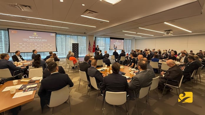 Houston'da düzenlenen Türkiye-Houston İhracatçılar Forumu, Türk ve Amerikalı iş insanlarını bir araya getirerek yeni ticaret ve yatırım fırsatlarını değerlendirdi.