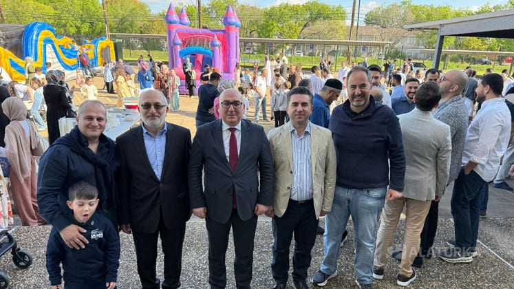 Houston Ramazan Bayramı kutlamalarında T&uuml;rk toplumu Diyanet Camii'nde (TARF) buluştu.