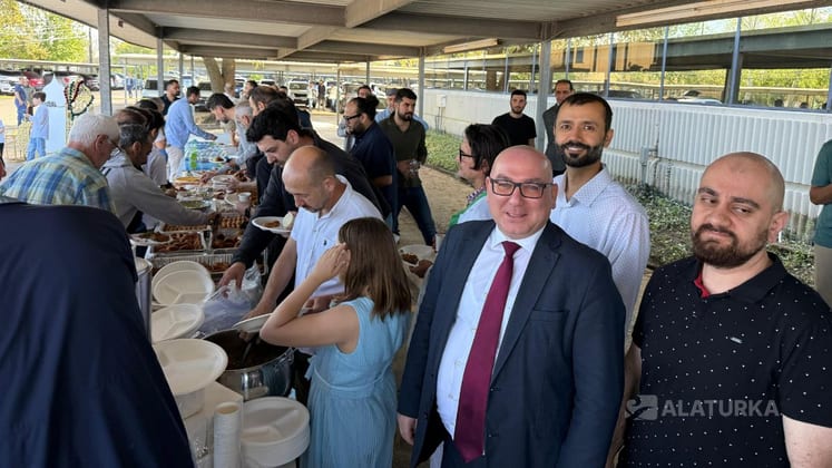 Houston Ramazan Bayramı kutlamalarında T&uuml;rk toplumu Diyanet Camii'nde (TARF) buluştu.
