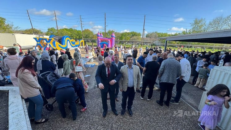 Houston Ramazan Bayramı kutlamalarında T&uuml;rk toplumu Diyanet Camii'nde (TARF) buluştu.