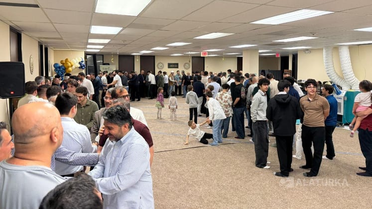 Houston Ramazan Bayramı kutlamalarında T&uuml;rk toplumu Diyanet Camii'nde (TARF) buluştu.