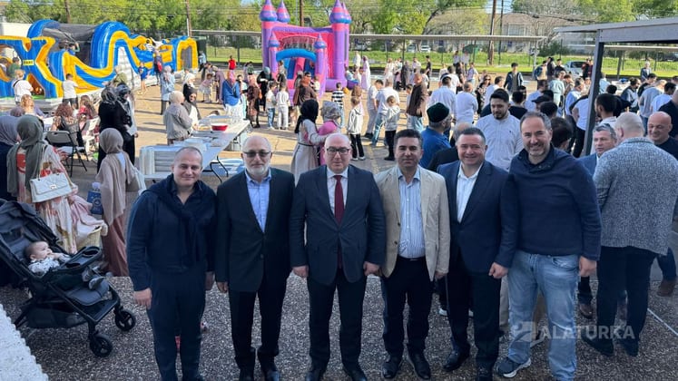 Houston Ramazan Bayramı kutlamalarında T&uuml;rk toplumu Diyanet Camii'nde (TARF) buluştu.