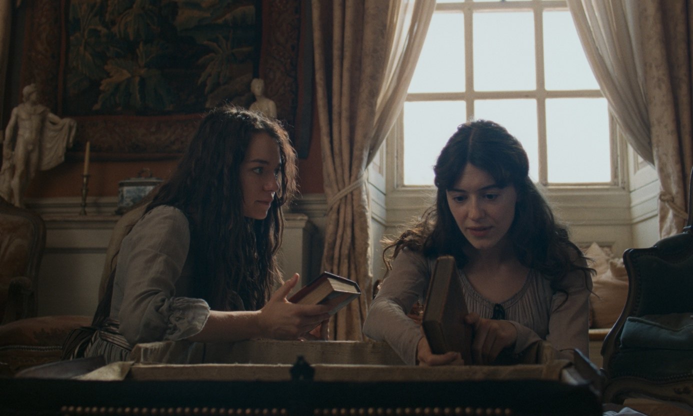 Aşk ve Yaşam filminden bir sahne: Dashwood kız kardeşleri Norland malikânesinde