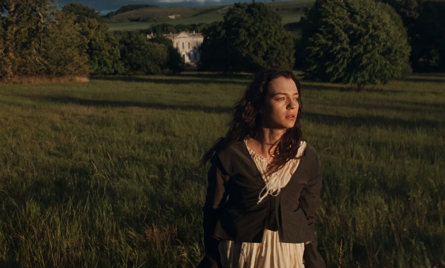 Aşk ve Yaşam filminden bir sahne: Marianne Dashwood tarlada
