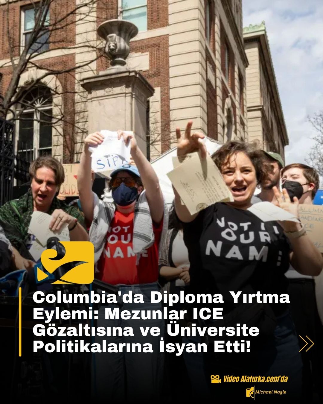 Columbia Üniversitesi mezunlarının diplomalarını yırtarak gerçekleştirdiği protesto görüntüsü